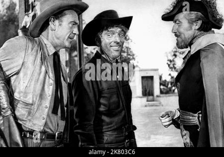 Gary Cooper & Burt Lancaster film : Vera Cruz (1959) personnages : Benjamin Trane & Joe Erin Directeur : Robert Aldrich 25 décembre 1954 **AVERTISSEMENT** cette photographie est à usage éditorial exclusif et est le droit d'auteur des PRODUCTIONS de FLA et/ou du photographe assigné par la Société de film ou de production et ne peut être reproduite que par des publications en conjonction avec la promotion du film ci-dessus. Un crédit obligatoire pour LES PRODUCTIONS FLOA est requis. Le photographe doit également être crédité lorsqu'il est connu. Aucune utilisation commerciale ne peut être accordée sans l'autorisation écrite de la Société du film. Banque D'Images