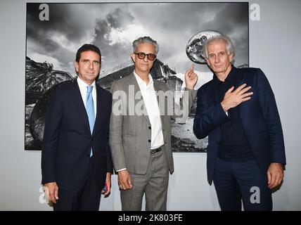 Milan, Italie. 19th octobre 2022. Milan, Italie MAX VADUKUL LE TÉMOIN Climate change présentation de l'exposition du photographe dédiée à l'environnement à la SOZZANI FONATION présente différents invités du monde du divertissement, de la culture et de la politique. Dans la photo: Giovanni Bozzetti, Max Vadokul, Finazzer Flory crédit: Agence de photo indépendante/Alamy Live News Banque D'Images