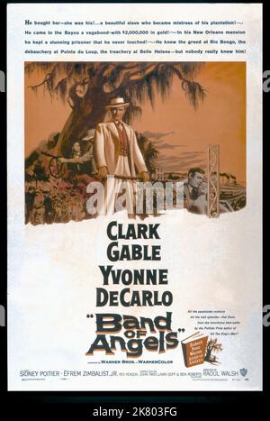 Clark Gable film: Band of Angels (1957) personnages: Hamish Bond Directeur: Raoul Walsh 03 août 1957 **AVERTISSEMENT** cette photographie est à usage éditorial exclusif et est le copyright de WARNER BROS et/ou le photographe assigné par la Société de film ou de production et ne peut être reproduite que par des publications dans le cadre de la promotion du film ci-dessus. Un crédit obligatoire pour WARNER BROS est requis. Le photographe doit également être crédité lorsqu'il est connu. Aucune utilisation commerciale ne peut être accordée sans l'autorisation écrite de la Société du film. Banque D'Images