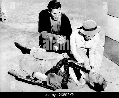 Victor mature & Yvonne de Carlo film Timbuktu (1959) personnages : Mike Conway & Natalie Dufort réalisateur : Jacques Tourneur 31 mars 1959 **AVERTISSEMENT** cette photographie est réservée à un usage éditorial et est la propriété intellectuelle de UNITED ARTISTS et/ou du photographe désigné par la société de production et ne peut être reproduite que par des publications en liaison avec la promotion du film ci-dessus. Un crédit obligatoire pour UNITED ARTISTS est requis. Le photographe doit également être crédité lorsqu'il est connu. Aucune utilisation commerciale ne peut être accordée sans autorisation écrite de The film Company. Banque D'Images