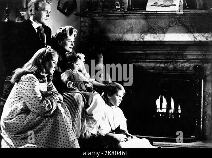 John Lund, Mona Freeman, Joan Fontaine et David Stollery film: Rendezvous; Darling, Comment pourriez-vous! (1951) caractères: Dr Robert Gray,Amy Gray,Mme Alice Gray & Cosmo (Charles) Gray Directeur : Mitchell Leisen 08 août 1951 **AVERTISSEMENT** cette photographie est destinée à un usage éditorial exclusif et est le droit d'auteur de PARAMOUNT et/ou du photographe assigné par la Société de film ou de production et ne peut être reproduite que par des publications en conjonction avec la promotion du film ci-dessus. Un crédit obligatoire pour PARAMOUNT est requis. Le photographe doit également être crédité lorsqu'il est connu. Aucune utilisation commerciale ne peut être g Banque D'Images