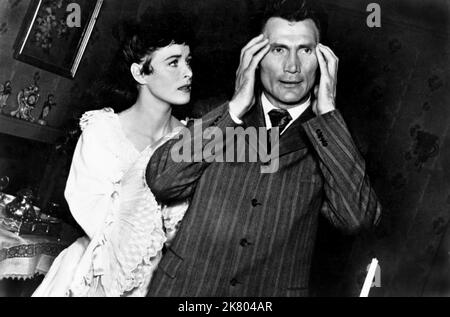 Constance Smith & Jack Palance film: Man in the Attic (1953) personnages: Lily Bonner & Slade Directeur: Hugo Fregonese 23 décembre 1953 **AVERTISSEMENT** cette photographie est à usage éditorial exclusif et est le droit d'auteur de 20th CENTURY FOX et/ou le photographe assigné par la Société de film ou de production et ne peut être reproduite que par des publications dans le cadre de la promotion du film ci-dessus. Un crédit obligatoire à 20th CENTURY FOX est requis. Le photographe doit également être crédité lorsqu'il est connu. Aucune utilisation commerciale ne peut être accordée sans l'autorisation écrite de la Société du film. Banque D'Images