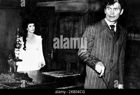 Constance Smith & Jack Palance film: Man in the Attic (1957) personnages: Lily Bonner & Slade Directeur: Hugo Fregonese 23 décembre 1953 **AVERTISSEMENT** cette photographie est à usage éditorial exclusif et est le droit d'auteur de 20th CENTURY FOX et/ou le photographe assigné par la Société de film ou de production et ne peut être reproduite que par des publications dans le cadre de la promotion du film ci-dessus. Un crédit obligatoire à 20th CENTURY FOX est requis. Le photographe doit également être crédité lorsqu'il est connu. Aucune utilisation commerciale ne peut être accordée sans l'autorisation écrite de la Société du film. Banque D'Images