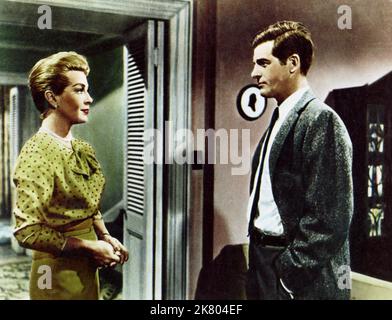 Lana Turner & Lee film Philips : Peyton place (1957) personnages : Constance MacKenzie et Michael Rossi Directeur : Mark Robson 01 avril 1957 **AVERTISSEMENT** cette photographie est destinée à un usage éditorial seulement et est le droit d'auteur de 20th CENTURY FOX et/ou le photographe assigné par la Société du film ou de la production et ne peut être reproduite que par des publications dans le cadre de la promotion du film ci-dessus. Un crédit obligatoire à 20th CENTURY FOX est requis. Le photographe doit également être crédité lorsqu'il est connu. Aucune utilisation commerciale ne peut être accordée sans l'autorisation écrite de la Société du film. Banque D'Images