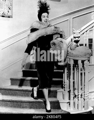 Rosalind Russell film: Auntie Mame (1958) personnages: Mame Dennis Directeur: Morton Dacosta 27 décembre 1958 **AVERTISSEMENT** cette photographie est à usage éditorial exclusif et est le copyright de WARNER BRO et/ou le photographe assigné par la Société de film ou de production et ne peut être reproduite que par des publications en conjonction avec la promotion du film ci-dessus. Un crédit obligatoire pour WARNER BRO est requis. Le photographe doit également être crédité lorsqu'il est connu. Aucune utilisation commerciale ne peut être accordée sans l'autorisation écrite de la Société du film. Banque D'Images