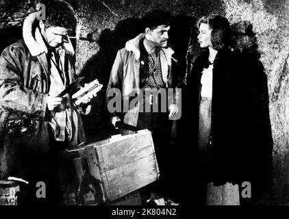 Al Mulock, John Derek & Elaine Stewart film: High Hell (1954) personnages: Frank Davidson, Craig Rhodes & Lenore Davidson Directeur: Burt Balaban 01 janvier 1958 **AVERTISSEMENT** cette photographie est destinée à un usage éditorial exclusif et est le copyright de PARAMOUNT et/ou du photographe assigné par la Société de film ou de production et ne peut être reproduite que par des publications en conjonction avec la promotion du film ci-dessus. Un crédit obligatoire pour PARAMOUNT est requis. Le photographe doit également être crédité lorsqu'il est connu. Aucune utilisation commerciale ne peut être accordée sans l'autorisation écrite de la Société du film. Banque D'Images