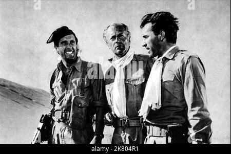 Nigel Green, Curd Jurgens & Richard Burton film: Bitter Victory (1957) personnages: Pvt. Wilkins, et Capt. Leith Directeur : Nicholas Ray 17 septembre 1957 **AVERTISSEMENT** cette photographie est destinée à un usage éditorial uniquement et est protégée par les droits d'auteur de COLUMBIA et/ou du photographe assigné par la Société de film ou de production et ne peut être reproduite que par des publications dans le cadre de la promotion du film ci-dessus. Un crédit obligatoire pour LA COLOMBIE est requis. Le photographe doit également être crédité lorsqu'il est connu. Aucune utilisation commerciale ne peut être accordée sans l'autorisation écrite de la Société du film. Banque D'Images