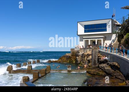 L'édifice Ross Jones Rockpool et Coogee Surf Life Saving Club Banque D'Images