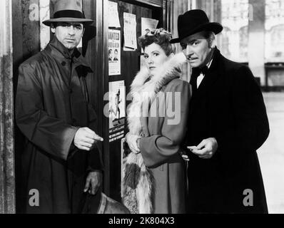 Cary Grant, Jean Arthur & Ronald Colman film: The Talk of the Town (1952) personnages: Leopold Dilg - Joseph,Mlle Nora Shelley & Professeur Michael Lightcap Directeur: George Stevens 20 août 1952 **AVERTISSEMENT** cette photographie est destinée à un usage éditorial exclusif et est le droit d'auteur de COLUMBIA et/ou le photographe assigné par la Société du film ou de la production et ne peut être reproduite que par des publications dans le cadre de la promotion du film ci-dessus. Un crédit obligatoire pour LA COLOMBIE est requis. Le photographe doit également être crédité lorsqu'il est connu. Aucune utilisation commerciale ne peut être accordée sans auteur écrit Banque D'Images