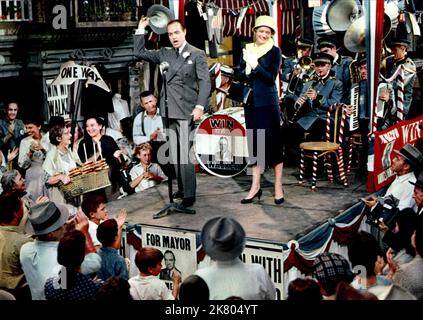 Bob Hope & Alexis Smith film: Beau James (1957) personnages: Maire James J. 'Jimmy' Walker & Allie Walker Directeur: Melville Shavelson 07 juin 1957 **AVERTISSEMENT** cette photographie est destinée à un usage éditorial exclusif et est protégée par les droits d'auteur des IMAGES DE PARAMOUNT et/ou du photographe attribué par la Société de film ou de production et ne peut être reproduite que par des publications en conjonction avec la promotion du film ci-dessus. Un crédit obligatoire pour LES PHOTOS PARAMOUNT est requis. Le photographe doit également être crédité lorsqu'il est connu. Aucune utilisation commerciale ne peut être accordée sans l'autorisation écrite de la Société du film. Banque D'Images