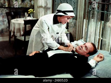 Vera Miles & Bob Hope film beau James (1957) personnages : Betty Compton & Mayor James J. 'Jimmy' Walker réalisateur : Melville Shavelson 07 juin 1957 **AVERTISSEMENT** cette photographie est à usage éditorial seulement et est la propriété intellectuelle de PARAMOUNT PICTURES et/ou du photographe assigné par le film ou la société de production et ne peut être reproduite que par des publications en conjonction avec la promotion du film ci-dessus. Un crédit obligatoire pour LES PHOTOS PARAMOUNT est requis. Le photographe doit également être crédité lorsqu'il est connu. Aucune utilisation commerciale ne peut être accordée sans autorisation écrite de The film Company. Banque D'Images