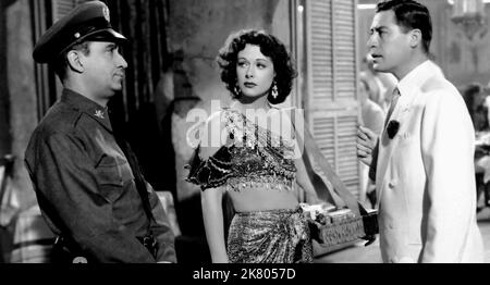 Hedy Lamarr & John Hodiak film: A Lady Without Passport (1957) personnages: Marianne Lorress & Peter Karczag INS aka Josef Gombush Directeur: Joseph H. Lewis 03 août 1950 **AVERTISSEMENT** cette photographie est destinée à un usage éditorial exclusif et est le droit d'auteur de MGM et/ou du photographe assigné par la Société de film ou de production et ne peut être reproduite que par des publications en conjonction avec la promotion du film ci-dessus. Un crédit obligatoire pour MGM est requis. Le photographe doit également être crédité lorsqu'il est connu. Aucune utilisation commerciale ne peut être accordée sans l'autorisation écrite de la Société du film. Banque D'Images