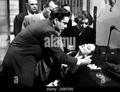 Edmond O'Brien et Alexis Smith film: The Turning point (USA 1952) Directeur : William Dieterle 15 novembre 1952 **AVERTISSEMENT** cette photographie est destinée à un usage éditorial exclusif et est le copyright des IMAGES PARAMOUNT et/ou le photographe assigné par la Société de film ou de production et ne peut être reproduite que par des publications en conjonction avec la promotion du film ci-dessus. Un crédit obligatoire pour LES PHOTOS PARAMOUNT est requis. Le photographe doit également être crédité lorsqu'il est connu. Aucune utilisation commerciale ne peut être accordée sans l'autorisation écrite de la Société du film. Banque D'Images