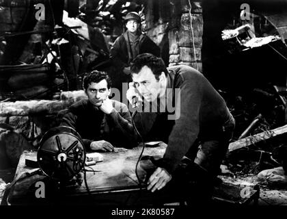 Bonar Colleano & Arthur Franz film: Huit Iron Men (1957) personnages: Pvt. Collucci & carter Directeur: Edward Dmytryk 01 décembre 1952 **AVERTISSEMENT** cette photographie est à usage éditorial exclusif et est le copyright de COLUMBIA et/ou le photographe assigné par la Société de film ou de production et ne peut être reproduite que par des publications dans le cadre de la promotion du film ci-dessus. Un crédit obligatoire pour LA COLOMBIE est requis. Le photographe doit également être crédité lorsqu'il est connu. Aucune utilisation commerciale ne peut être accordée sans l'autorisation écrite de la Société du film. Banque D'Images