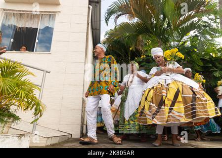 Les membres de Candomblé se sont réunis en vêtements traditionnels au festival religieux dans le district de BOM Jesus dos Pobre, Banque D'Images