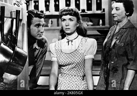 Leslie Nielsen, Debbie Reynolds & Mildred Natwick film: Tammy and the Bachelor (USA 1957) personnages: Peter Brant,Tambey 'Tammy' Tiree & Aunt Renie Directeur: Joseph Pevney 07 avril 1957 **AVERTISSEMENT** cette photographie est à usage éditorial exclusif et est le droit d'auteur des IMAGES INTERNATIONALES UNIVERSELLES et/ou du photographe assigné par la Société de film ou de production et ne peut être reproduite que par des publications dans le cadre de la promotion du film ci-dessus. Un crédit obligatoire pour LES PHOTOS INTERNATIONALES UNIVERSELLES est requis. Le photographe doit également être crédité lorsqu'il est connu. Pas de publicité nous Banque D'Images