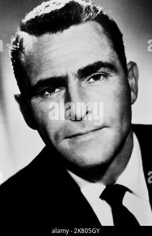 Rod Serling Television : The Twilight zone (1954) 02 octobre 1959 **AVERTISSEMENT** cette photographie est destinée à un usage éditorial exclusif et est protégée par les droits d'auteur de CBS TELEVISION et/ou du photographe attribué par la Société du film ou de la production et ne peut être reproduite que par des publications dans le cadre de la promotion du film ci-dessus. Un crédit obligatoire pour CBS TELEVISION est requis. Le photographe doit également être crédité lorsqu'il est connu. Aucune utilisation commerciale ne peut être accordée sans l'autorisation écrite de la Société du film. Banque D'Images