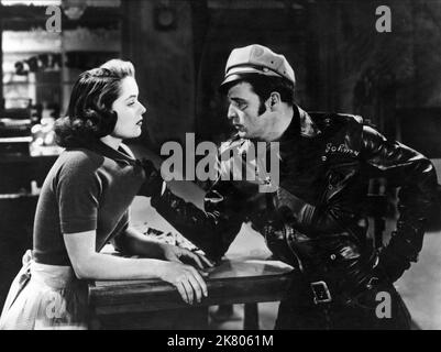 Marlon Brando & Mary Murphy film The Wild One (1953) personnages : Johnny Strabler, Kathie Bleeker réalisateur : László Benedek 30 décembre 1953 **AVERTISSEMENT** cette photographie est à usage éditorial exclusif et est la propriété de COLUMBIA et/ou du photographe assigné par The film or production Company et ne peut être reproduite que par des publications en liaison avec la promotion du film ci-dessus. Un crédit obligatoire à COLUMBIA est requis. Le photographe doit également être crédité lorsqu'il est connu. Aucune utilisation commerciale ne peut être accordée sans autorisation écrite de The film Company. Banque D'Images