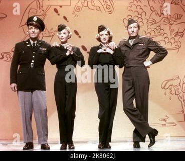 Bing Crosby, Vera-Ellen, Rosemary Clooney & Danny Kaye film: White Christmas (USA 1954) personnages: Bob Wallace, Judy Haynes, Betty Haynes, Phil Davis Directeur: Michael Curtiz 14 octobre 1954 **AVERTISSEMENT** cette photographie est destinée à un usage éditorial exclusif et est protégée par les droits d'auteur des IMAGES DE PARAMOUNT et/ou du photographe attribué par la Société de film ou de production et ne peut être reproduite que par des publications en conjonction avec la promotion du film ci-dessus. Un crédit obligatoire pour LES PHOTOS PARAMOUNT est requis. Le photographe doit également être crédité lorsqu'il est connu. Aucune utilisation commerciale ne peut être accordée Banque D'Images