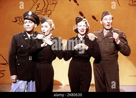 Bing Crosby, Vera-Ellen, Rosemary Clooney & Danny Kaye film: White Christmas (USA 1954) personnages: Bob Wallace, Judy Haynes, Betty Haynes, Phil Davis Directeur: Michael Curtiz 14 octobre 1954 **AVERTISSEMENT** cette photographie est destinée à un usage éditorial exclusif et est protégée par les droits d'auteur des IMAGES DE PARAMOUNT et/ou du photographe attribué par la Société de film ou de production et ne peut être reproduite que par des publications en conjonction avec la promotion du film ci-dessus. Un crédit obligatoire pour LES PHOTOS PARAMOUNT est requis. Le photographe doit également être crédité lorsqu'il est connu. Aucune utilisation commerciale ne peut être accordée Banque D'Images