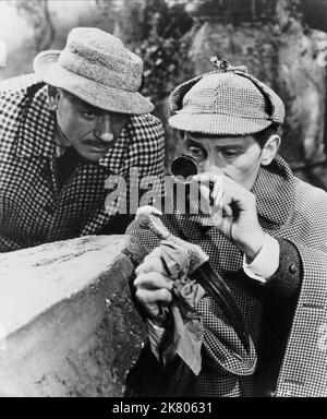 Andre Morell & Peter Cushing film: The Hound of the Baskervilles; Sherlock Holmes: The Hound of the Baskervilles (UK 1959) personnages: Docteur John Watson, Sherlock Holmes / Sherlock Holmes Verfilmung Directeur: Terence Fisher 04 mai 1959 **AVERTISSEMENT** cette photographie est à usage éditorial exclusif et est le droit d'auteur du FILM DE MARTEAU et/ou du photographe attribué par la Société de film ou de production et ne peut être reproduite que par des publications en conjonction avec la promotion du film ci-dessus. Un crédit obligatoire pour LE FILM DE MARTEAU est requis. Le photographe doit également être crédité lorsqu'il est connu. Pas de comm Banque D'Images