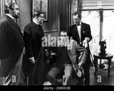 Francis de Wolff, Andre Morell, Christopher Lee et Peter Cushing film: Le Livre des Baskervilles; Sherlock Holmes: Le Livre des Baskervilles (Royaume-Uni 1959) personnages: Docteur Richard Mortimer (comme Francis de Wolff), docteur John Watson, Sir Henry, Sherlock Holmes / Sherlock Holmes Verfilmung Directeur: Terence Fisher 04 mai 1959 **AVERTISSEMENT** cette photographie est à usage éditorial exclusif et est le droit d'auteur du FILM DE MARTEAU et/ou du photographe attribué par la Société de film ou de production et ne peut être reproduite que par des publications en conjonction avec la promotion du film ci-dessus. A Cr obligatoire Banque D'Images