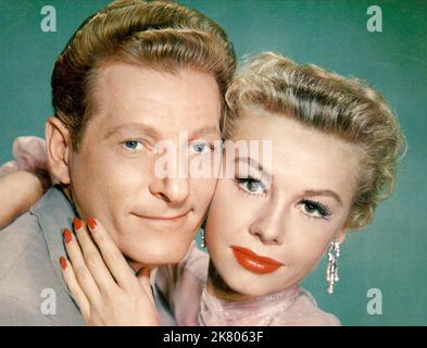 Danny Kaye & Vera-Ellen film: White Christmas (USA 1954) personnages: Phil Davis, Judy Haynes Directeur: Michael Curtiz 14 octobre 1954 **AVERTISSEMENT** cette photographie est destinée à un usage éditorial exclusif et est protégée par les droits d'auteur des IMAGES DE PARAMOUNT et/ou du photographe attribué par la Société de film ou de production et ne peut être reproduite que par des publications en conjonction avec la promotion du film ci-dessus. Un crédit obligatoire pour LES PHOTOS PARAMOUNT est requis. Le photographe doit également être crédité lorsqu'il est connu. Aucune utilisation commerciale ne peut être accordée sans l'autorisation écrite de la Société du film. Banque D'Images