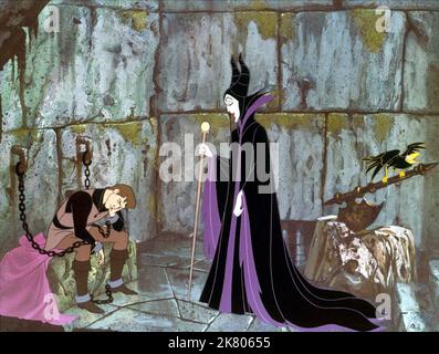 Prince Phillip & Evil Witch Maleficent film: Sleeping Beauty (USA 1959) Directeur: Clyde Geronimi 29 janvier 1959 **AVERTISSEMENT** cette photographie est destinée à un usage éditorial exclusif et est protégée par les droits d'auteur de DISNEY et/ou du photographe attribué par la Société de film ou de production et ne peut être reproduite que par des publications dans le cadre de la promotion du film ci-dessus. Un crédit obligatoire pour DISNEY est requis. Le photographe doit également être crédité lorsqu'il est connu. Aucune utilisation commerciale ne peut être accordée sans l'autorisation écrite de la Société du film. Banque D'Images