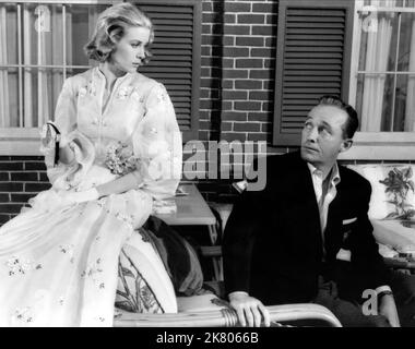 Grace Kelly & Bing Crosby film: High Society (USA 1956) personnages: Tracy Samantha Lord, C.K. Dexter-Haven Directeur: Charles Walters 17 juillet 1956 **AVERTISSEMENT** cette photographie est à usage éditorial seulement et est le copyright de MGM et/ou le photographe assigné par la Société de film ou de production et ne peut être reproduit que par des publications en conjonction avec la promotion du film ci-dessus. Un crédit obligatoire pour MGM est requis. Le photographe doit également être crédité lorsqu'il est connu. Aucune utilisation commerciale ne peut être accordée sans l'autorisation écrite de la Société du film. Banque D'Images