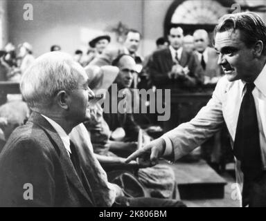 James Cagney film: A Lion is in the Streets (USA 1953) personnages: Hank Martin Directeur: Raoul Walsh 23 septembre 1953 **AVERTISSEMENT** cette photographie est à usage éditorial exclusif et est le copyright de WARNER BROS. Et/ou le photographe assigné par la Société de film ou de production et ne peut être reproduite que par des publications dans le cadre de la promotion du film ci-dessus. Un crédit obligatoire pour WARNER BROS est requis. Le photographe doit également être crédité lorsqu'il est connu. Aucune utilisation commerciale ne peut être accordée sans l'autorisation écrite de la Société du film. Banque D'Images