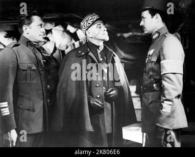 KIRK Douglas, George Macready & Richard Anderson film: Paths of Glory (USA 1957) personnages : Col. Dax, général Paul Mireau, Maj. Saint-Auban / Literaturverfilmung (basé sur le livre de Humphrey Cobb) Directeur : Stanley Kubrick 18 septembre 1957 **AVERTISSEMENT** cette photographie est destinée à un usage éditorial exclusif et est le droit d'auteur des ARTISTES UNIS et/ou du photographe assigné par la Société de film ou de production et ne peut être reproduite que par des publications dans le cadre de la promotion du film ci-dessus. Un crédit obligatoire pour LES ARTISTES UNIS est requis. Le photographe doit également être crédité lorsqu'il sait Banque D'Images