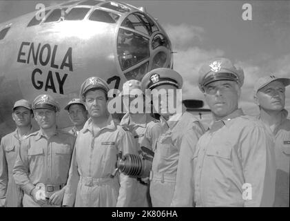 James Whitmore, Robert Taylor, Larry Gates, Larry Keating et Stephen Dunne film : Above and Beyond (USA 1952) personnages : Major William 'Bill' Uanna - officier de sécurité, opération Silverplate, lieutenant-colonel Paul W. Tibbbbets 509th Co-pilote du groupe composite (Enola gay), capitaine William 'Deak' Parsons, USN, Maj. Gén. Vernon C. Brant, Maj Harry Bratton, Co-pilote B-29 Directeur des tests : Melvin Frank et Norman Panama 31 décembre 1952 **AVERTISSEMENT** cette photographie est destinée à un usage éditorial exclusif et est protégée par les droits d'auteur de MGM et/ou du photographe attribué par la société film ou production et ne peut être reproduite que par Banque D'Images