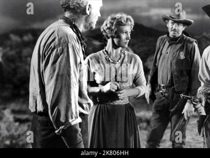 Walter Brennan, Virginia Mayo & Kirk Douglas film: Along the Great Divide (USA 1951) personnages: Tim 'Pop' Keith, Ann Keith, Marshal Len Merrick Directeur: Raoul Walsh 16 mai 1951 **AVERTISSEMENT** cette photographie est à usage éditorial exclusif et est le copyright de WARNER BROS. Et/ou le photographe assigné par la Société de film ou de production et ne peut être reproduite que par des publications dans le cadre de la promotion du film ci-dessus. Un crédit obligatoire pour WARNER BROS est requis. Le photographe doit également être crédité lorsqu'il est connu. Aucune utilisation commerciale ne peut être accordée sans autorisation écrite de Banque D'Images