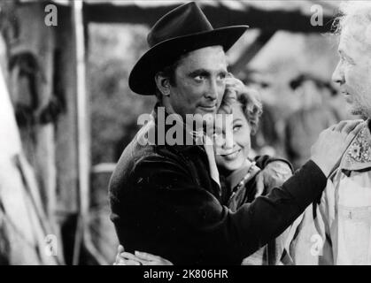 KIRK Douglas, Virginia Mayo & Walter Brennan film: Along the Great Divide (USA 1951) personnages: Marshal Len Merrick, Ann Keith, Tim 'Pop' Keith Directeur: Raoul Walsh 16 mai 1951 **AVERTISSEMENT** cette photographie est à usage éditorial exclusif et est le copyright de WARNER BROS. Et/ou le photographe assigné par la Société de film ou de production et ne peut être reproduite que par des publications dans le cadre de la promotion du film ci-dessus. Un crédit obligatoire pour WARNER BROS est requis. Le photographe doit également être crédité lorsqu'il est connu. Aucune utilisation commerciale ne peut être accordée sans autorisation écrite de Banque D'Images