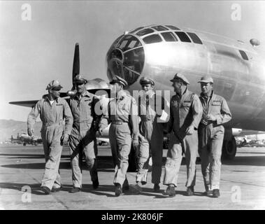 Stephen Dunne, Robert Taylor, Larry Keating, Larry Gates et James Whitmore film : Above and Beyond (USA 1952) personnages : Le Maj Harry Bratton, co-pilote B-29 tests, le lieutenant-colonel Paul W. Tibbbbbets 509th Co. Du Groupe composite (pilote d'Enola gay), le Maj. Vernon C. Brant, le capitaine William 'Deak' Parsons, USN, le Maj William 'Bill' Uanna - responsable de la sécurité, opération Silverplate Directeur : Melvin Frank et Norman Panama 31 décembre 1952 **AVERTISSEMENT** cette photographie est destinée à un usage éditorial exclusif et est protégée par les droits d'auteur de MGM et/ou du photographe attribué par la société film ou production et ne peut être reproduite que par Banque D'Images