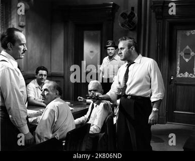 George Voskove, EdWars Binns, Ed Begley, Joseph Sweeney, Jack Warden & Lee J. Cobb film: 12 Angry Men; Twelve Angry Men (USA 1957) personnages: Juré #3 Directeur: Sidney Lumet 10 avril 1957 **AVERTISSEMENT** cette photographie est à usage éditorial exclusif et est le droit d'auteur des ARTISTES UNIS et/ou du photographe assigné par la Société de film ou de production et ne peut être reproduite que par des publications dans le cadre de la promotion du film ci-dessus. Un crédit obligatoire pour LES ARTISTES UNIS est requis. Le photographe doit également être crédité lorsqu'il est connu. Aucune utilisation commerciale ne peut être accordée sans écrit Banque D'Images