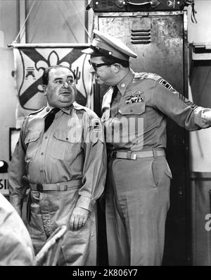 Maurice Gosfield & Phil Silvers Television: The Phil Silvers Show; Sergent Bilko (TV-Serie) personnages: Pvt. Duane Doberman, MSGT. Ernest G. Bilko USA 1955-1959, 20 septembre 1955 **AVERTISSEMENT** cette photographie est à usage éditorial exclusif et est le droit d'auteur de CBS et/ou du photographe attribué par la Société de film ou de production et ne peut être reproduite que par des publications en conjonction avec la promotion du film ci-dessus. Un crédit obligatoire pour CBS est requis. Le photographe doit également être crédité lorsqu'il est connu. Aucune utilisation commerciale ne peut être accordée sans l'autorisation écrite de film Compas Banque D'Images