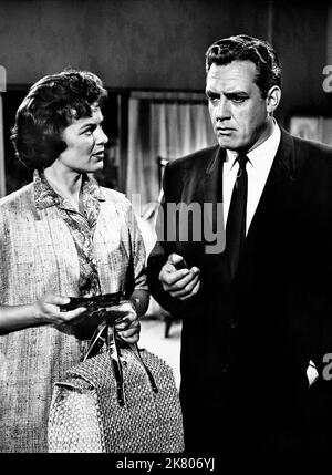 Barbara Hale et Raymond Burr Television : Perry Mason (TV-Serie) personnages : Della Street, Perry Mason USA 1957-1966, 21 septembre 1957 **AVERTISSEMENT** cette photographie est à usage éditorial exclusif et est protégée par les droits d'auteur de CBS et/ou du photographe attribué par la Société du film ou de la production et ne peut être reproduite que par des publications dans le cadre de la promotion du film ci-dessus. Un crédit obligatoire pour CBS est requis. Le photographe doit également être crédité lorsqu'il est connu. Aucune utilisation commerciale ne peut être accordée sans l'autorisation écrite de la Société du film. Banque D'Images