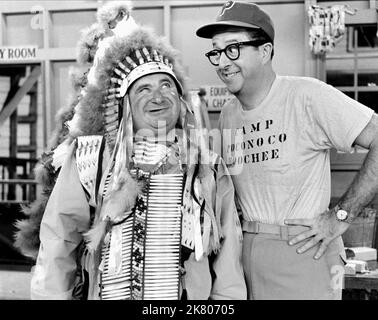 Maurice Gosfield & Phil Silvers Television: The Phil Silvers Show; Sergent Bilko (TV-Serie) personnages: Pvt. Duane Doberman, MSGT. Ernest G. Bilko USA 1955-1959, 20 septembre 1955 **AVERTISSEMENT** cette photographie est à usage éditorial exclusif et est le droit d'auteur de CBS et/ou du photographe attribué par la Société de film ou de production et ne peut être reproduite que par des publications en conjonction avec la promotion du film ci-dessus. Un crédit obligatoire pour CBS est requis. Le photographe doit également être crédité lorsqu'il est connu. Aucune utilisation commerciale ne peut être accordée sans l'autorisation écrite de film Compas Banque D'Images