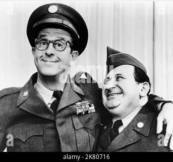 Phil Silvers & Maurice Gosfield Television: The Phil Silvers Show; Sergent Bilko (TV-Serie) personnages: MSGT. Ernest G. Bilko, Pvt. Duane Doberman USA 1955-1959, 20 septembre 1955 **AVERTISSEMENT** cette photographie est à usage éditorial exclusif et est le droit d'auteur de CBS et/ou le photographe assigné par la Société du film ou de la production et ne peut être reproduite que par des publications dans le cadre de la promotion du film ci-dessus. Un crédit obligatoire pour CBS est requis. Le photographe doit également être crédité lorsqu'il est connu. Aucune utilisation commerciale ne peut être accordée sans l'autorisation écrite de film Compas Banque D'Images