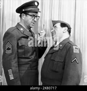 Phil Silvers & Maurice Gosfield Television: The Phil Silvers Show; Sergent Bilko (TV-Serie) personnages: MSGT. Ernest G. Bilko, Pvt. Duane Doberman USA 1955-1959, 20 septembre 1955 **AVERTISSEMENT** cette photographie est à usage éditorial exclusif et est le droit d'auteur de CBS et/ou le photographe assigné par la Société du film ou de la production et ne peut être reproduite que par des publications dans le cadre de la promotion du film ci-dessus. Un crédit obligatoire pour CBS est requis. Le photographe doit également être crédité lorsqu'il est connu. Aucune utilisation commerciale ne peut être accordée sans l'autorisation écrite de film Compas Banque D'Images