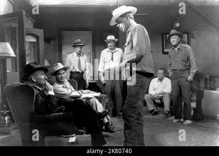 Spencer Tracy, Robert Ryan, Russell Collins, Walter Brennan, Lee Marvin, Walter Sande & Dean Jagger film: Bad Day at Black Rock (USA 1955) personnages: John J. Macreedy, Reno Smith, M. Hastings, Doc Velie, Hector David, Sam, Tim Horn Directeur: John Sturges 07 janvier 1955 **AVERTISSEMENT** cette photographie est à usage éditorial seulement et est le copyright de MGM et/ou le photographe assigné par la Société de film ou de production et ne peut être reproduite que par des publications dans le cadre de la promotion du film ci-dessus. Un crédit obligatoire pour MGM est requis. Le photographe doit également être crédité Banque D'Images