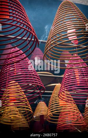 Bobines d'encens en spirale dans le temple Tin Hau, Yau Ma Tei, Kowloon, Hong Kong Banque D'Images