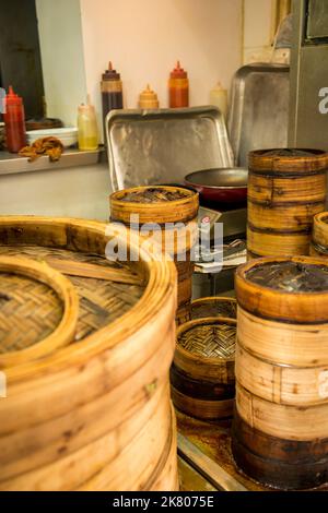 Détail des steamers en bambou dans une cuisine à emporter dim sum à Yau Ma Tei, Kowloon, Hong Kong Banque D'Images