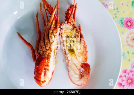 Homard épineux cuit sur une assiette à Cagayan, Philippines Banque D'Images