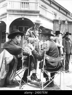 KIRK Douglas & Burt Lancaster film : combat contre les armes à feu à l'O.K. Corral; Gunfight at the OK Corral (USA 1957) Directeur : John Stenges 30 mai 1957 **AVERTISSEMENT** cette photographie est à usage éditorial exclusif et est le droit d'auteur de PARAMOUNT et/ou le photographe assigné par la Société de film ou de production et ne peut être reproduite que par des publications en conjonction avec la promotion du film ci-dessus. Un crédit obligatoire pour PARAMOUNT est requis. Le photographe doit également être crédité lorsqu'il est connu. Aucune utilisation commerciale ne peut être accordée sans l'autorisation écrite de la Société du film. Banque D'Images