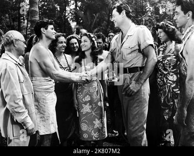 Sherry Moreland & Johnny Weissmuller film: Fury of the Congo (1956) personnages: Leta, Jungle Jim Directeur: William Berke 26 février 1951 **AVERTISSEMENT** cette photographie est à usage éditorial exclusif et est le droit d'auteur de COLUMBIA PICTURES et/ou le photographe assigné par la Société de film ou de production et ne peut être reproduite que par des publications dans le cadre de la promotion du film ci-dessus. Un crédit obligatoire pour LES PHOTOS DE COLUMBIA est requis. Le photographe doit également être crédité lorsqu'il est connu. Aucune utilisation commerciale ne peut être accordée sans l'autorisation écrite de la Société du film. Banque D'Images