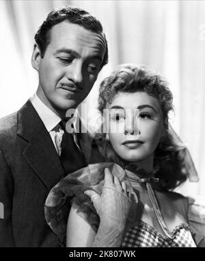 David Niven & Vera-Ellen film: Happy Go Lovely (1952) personnages: B.G. Bruno, Janet Jones Directeur : H. Bruce Hemberstone 06 mars 1951 **AVERTISSEMENT** cette photographie est à usage éditorial exclusif et est le copyright de ABPC et/ou le photographe assigné par la Société du film ou de la production et ne peut être reproduite que par des publications dans le cadre de la promotion du film ci-dessus. Un crédit obligatoire pour ABPC est requis. Le photographe doit également être crédité lorsqu'il est connu. Aucune utilisation commerciale ne peut être accordée sans l'autorisation écrite de la Société du film. Banque D'Images