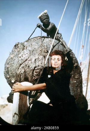 Sophia Loren film: Boy on A Dolphin (USA 1957) personnages: Phaedra Directeur: Jean Negudesco 19 avril 1957 **AVERTISSEMENT** cette photographie est à usage éditorial exclusif et est le droit d'auteur de 20th CENTURY FOX et/ou le photographe assigné par la Société de film ou de production et ne peut être reproduite que par des publications dans le cadre de la promotion du film ci-dessus. Un crédit obligatoire à 20th CENTURY FOX est requis. Le photographe doit également être crédité lorsqu'il est connu. Aucune utilisation commerciale ne peut être accordée sans l'autorisation écrite de la Société du film. Banque D'Images