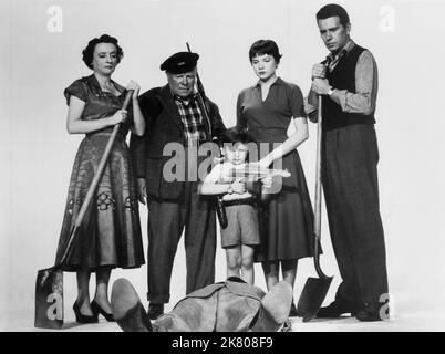 Mildred Natwick, Edmund Gwenn, Jerry Mathers, Shirley Maclaine et John Forsythe film: The trouble with Harry (USA 1955) personnages: Miss Ivy Gravelly, Capt Albert Wales, Arnie Rogers, Jennifer Rogers et Sam Marlowe / Literaturverfilmung (basé sur le livre de Jack Trevor Story) Directeur : Alfred Hitchcock 30 septembre 1955 **AVERTISSEMENT** cette photographie est à usage éditorial exclusif et est le copyright des PRODUCTIONS et/ou du photographe Alfred J. HITCHCOCK attribué par la Société de film ou de production et ne peut être reproduite que par des publications en conjonction avec la promotion du film ci-dessus. Un Mand Banque D'Images